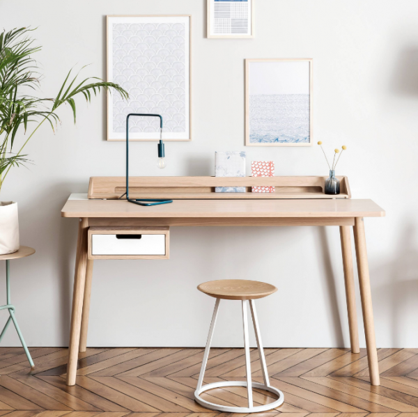 Meja kerja dengan bingkai kayu alami yang hangat